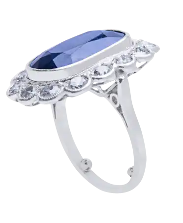 SHINY MARGUERITE est une bague avec des Diamants et un Saphir. Disponible chez VIRTU LUXURY.