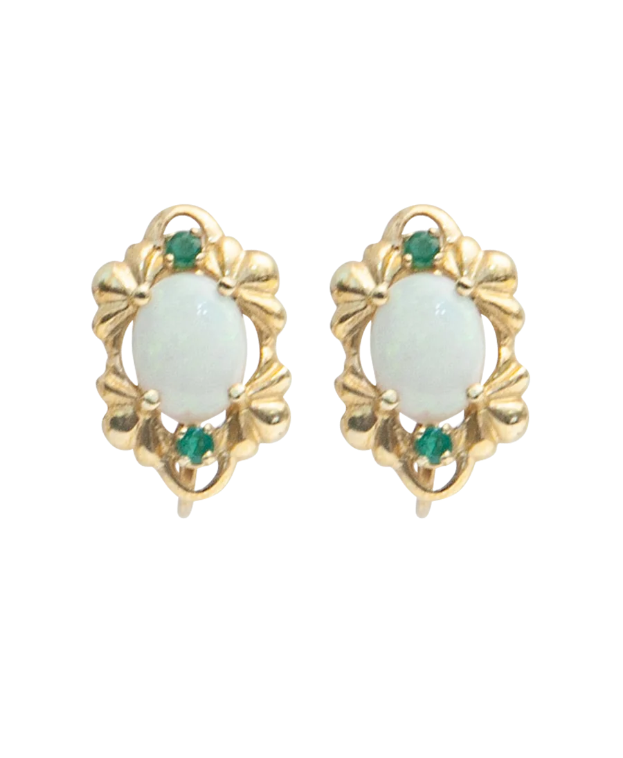 La paire de boucles d'oreilles OPALE EMERAUDE incarne la beauté naturelle de ces deux gemmes.