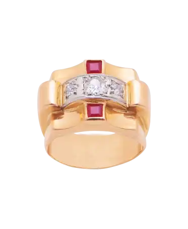 La bague TANK CIRCA 1950 est une bague majestueuse et raffinée avec ses rubis et ses diamants.