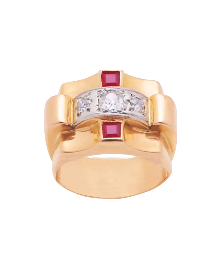 La bague TANK CIRCA 1950 est une bague majestueuse et raffinée avec ses rubis et ses diamants.