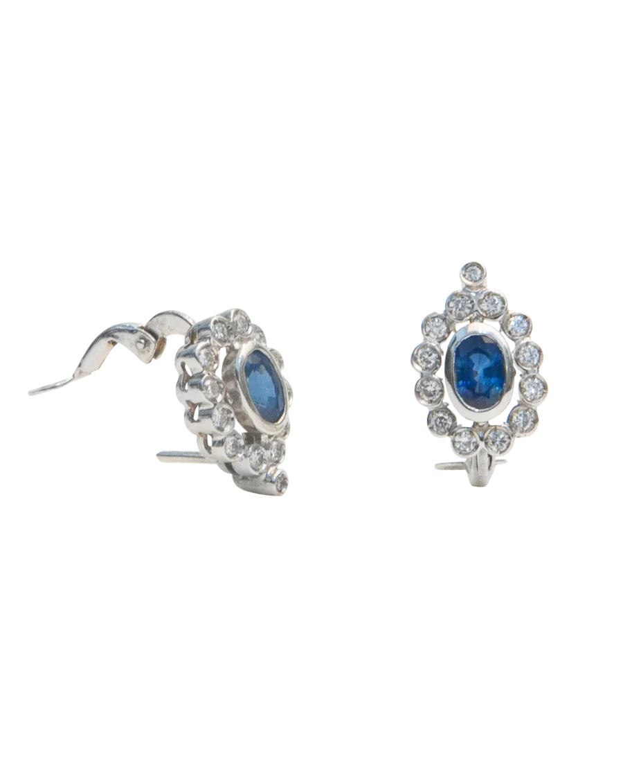 PAIRE DE MARGUERITES est une paire de boucles d'oreilles pendantes somptueuses avec ses diamants et ses saphirs.