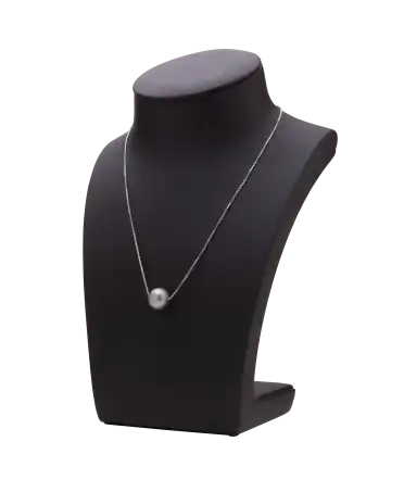 Perle Précieuse est un collier avec une Perle central grise. Disponible chez VIRTU LUXURY.