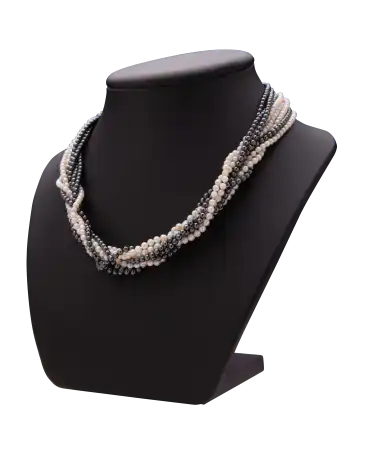 Collier Prestige Multi-Rangs avec fermoir e Or. Disponible chez VIRTU LUXURY.