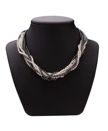 Collier Prestige Multi-Rangs avec ses perles noires et blanches. Disponible chez VIRTU LUXURY.