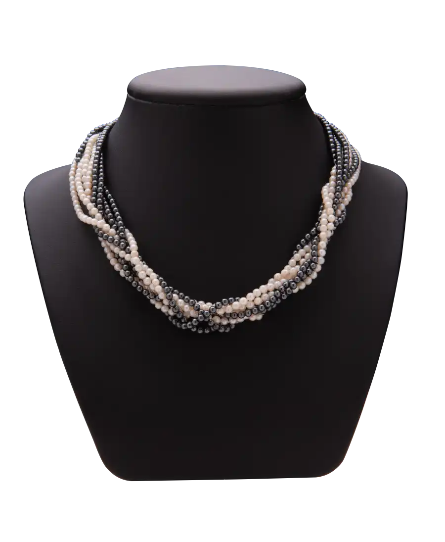 Collier Prestige Multi-Rangs avec ses perles noires et blanches. Disponible chez VIRTU LUXURY.