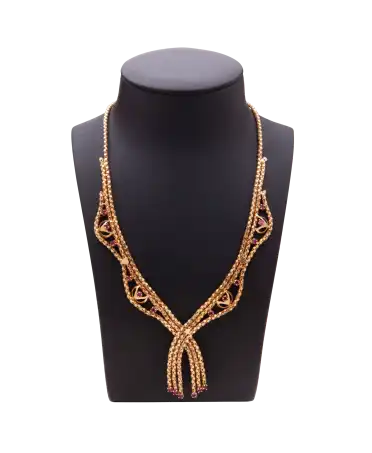 Collier Rubis Art Déco en Or jaune 18 carats avec motif fantaisie. Disponible chez VIRTU LUXURY.