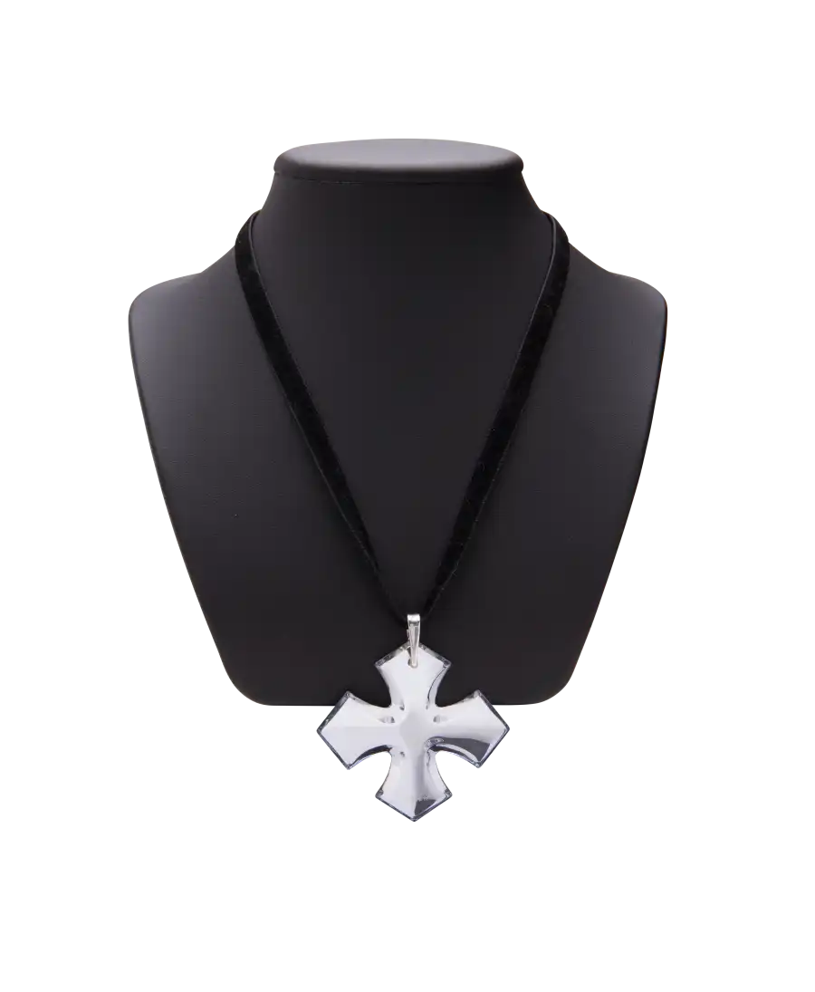 Pendentif CROIX VELOURS NOIR de la marque de prestige BACCARAT. Disponible chez VIRTU LUXURY.