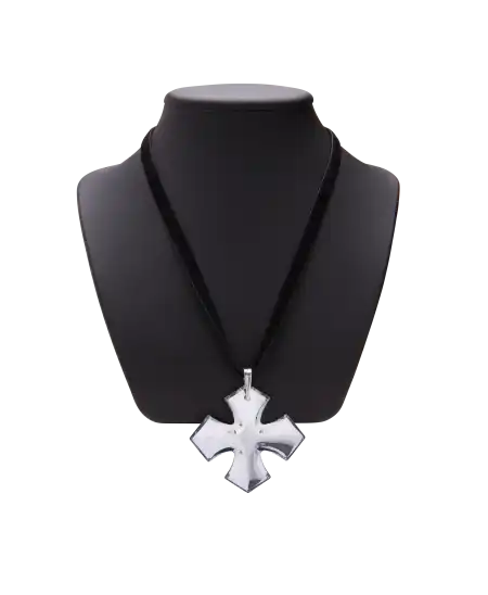 Pendentif CROIX VELOURS NOIR de la marque de prestige BACCARAT. Disponible chez VIRTU LUXURY.