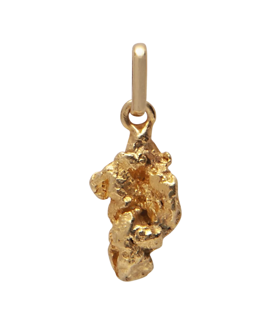 Un pendentif avec une Pépite d'Or jaune 22 Carats. Disponible chez VIRTU LUXURY.