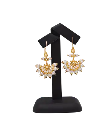 Pendants d'Oreilles en Or jaune 18 Carats avec Perles. Disponible chez VIRTU LUXURY.