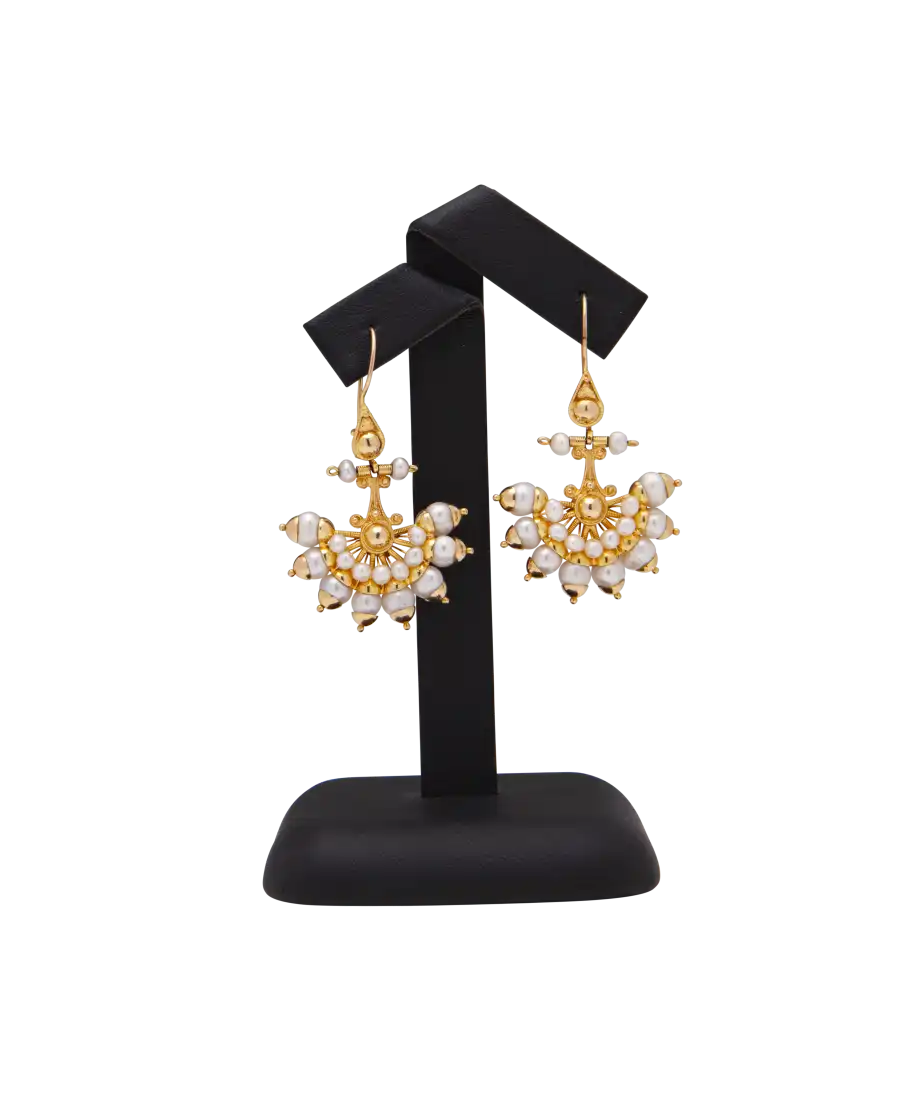 Pendants d'Oreilles en Or jaune 18 Carats avec Perles. Disponible chez VIRTU LUXURY.