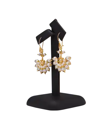 Boucles d'Oreilles en Or avec Perles blanches . Disponible chez VIRTU LUXURY.