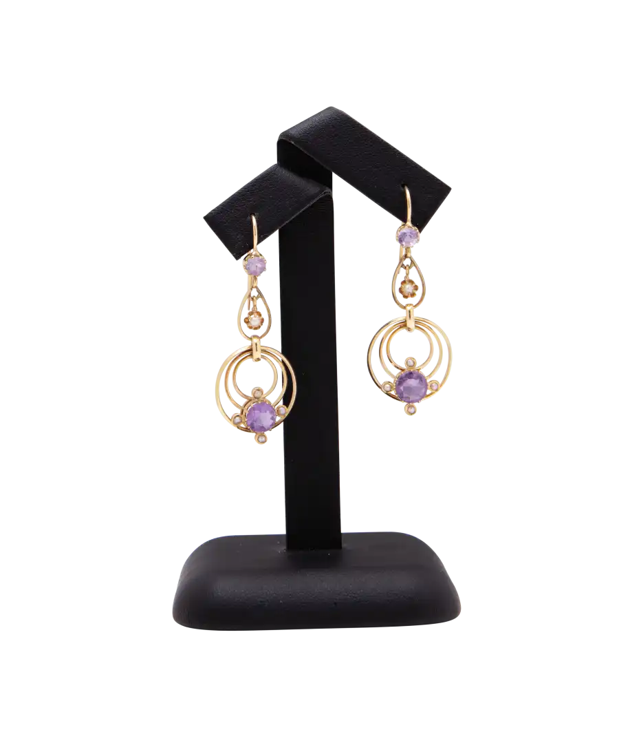 Boucles d'Oreilles Tourbillon Améthyste avec Perles. Disponible chez VIRTU LUXURY.