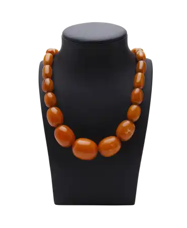 Collier d'Ambre orangé non translucides. Disponible chez VIRTU LUXURY.