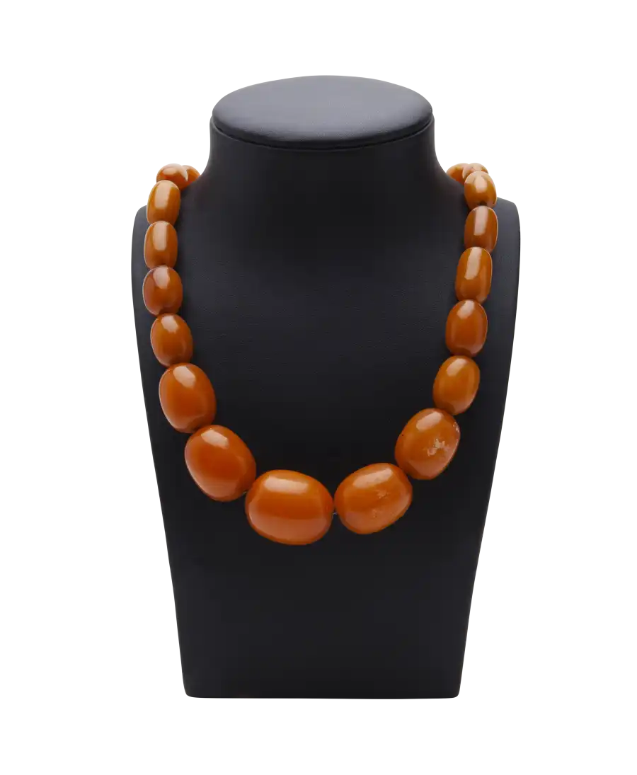 Collier d'Ambre orangé non translucides. Disponible chez VIRTU LUXURY.