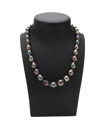 Collier TAHITI avec des perles de couleur aile de mouche. Disponible chez VIRTU LUXURY.