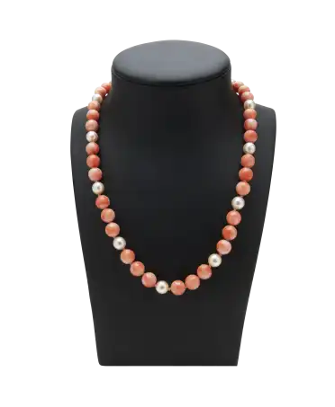 Collier PERLES DE CORAIL avec fermoir en Or jaune 18 Carats. Disponible chez VIRTU LUXURY.