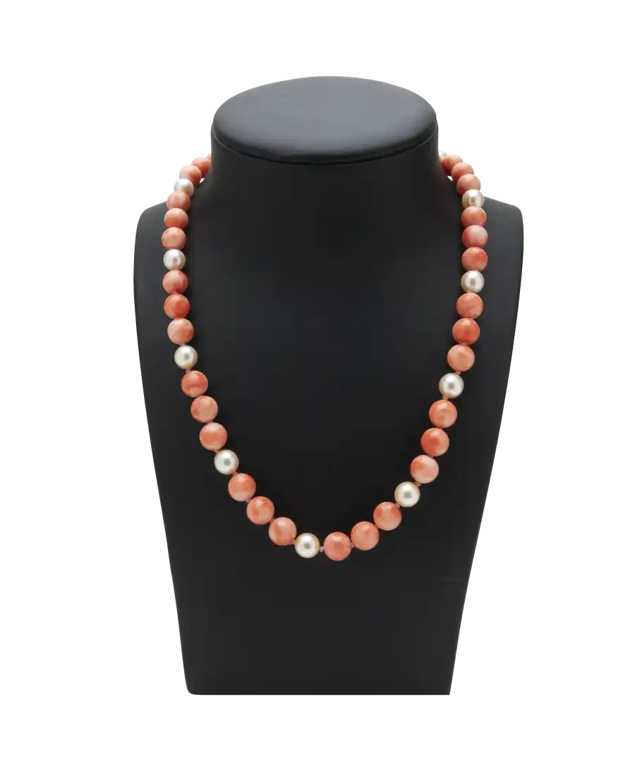 Collier PERLES DE CORAIL avec fermoir en Or jaune 18 Carats. Disponible chez VIRTU LUXURY.