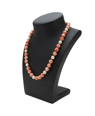 PERLES DE CORAIL est un collier de perles de couleur blanche et corail. Disponible chez VIRTU LUXURY.