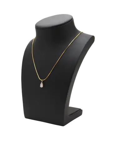 Collier avec un seul Diamant en Poire. Disponible chez VIRTU LUXURY.