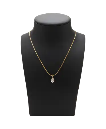 Collier DIAMANT EN POIRE avec un Diamant solitaire. Disponible chez VIRTU LUXURY.