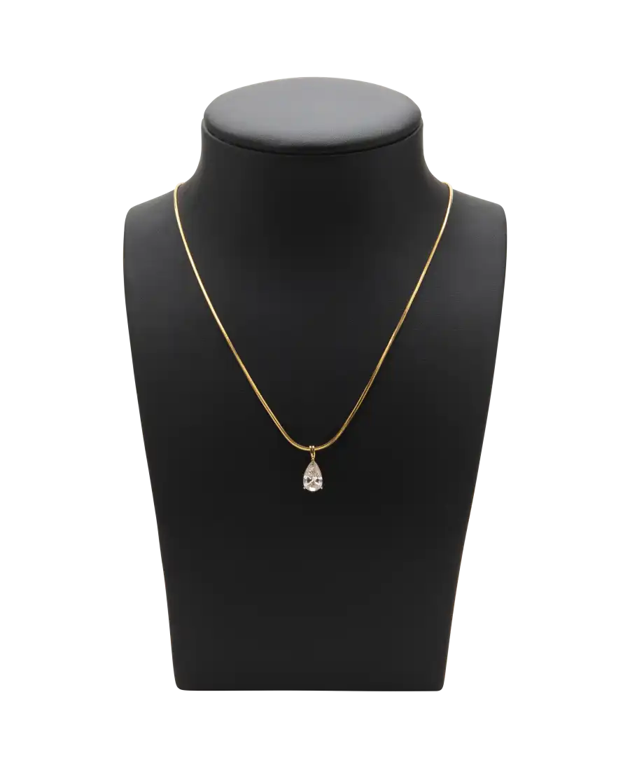 Collier DIAMANT EN POIRE avec un Diamant solitaire. Disponible chez VIRTU LUXURY.