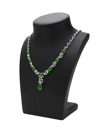 MERVEILLE DE CHINE est un collier avec des jade et des diamants. Disponible chez VIRTU LUXURY.