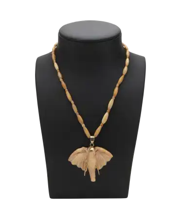 Collier MAJESTUEUX est collier en forme d'éléphant au centre. Disponible chez VIRTU LUXURY.