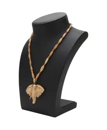 MAJESTUEUX est un collier avec des défenses d'éléphant. Disponible chez VIRTU LUXURY.